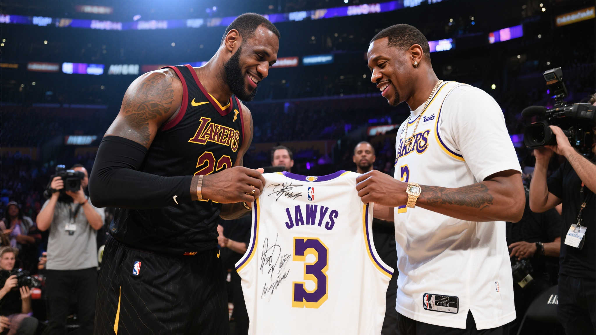 詹姆斯与Jay-Z活动现场互赠签名球衣,展现跨界友谊 在体育和音乐的交汇处,总会诞生一些令人难以忘怀的时